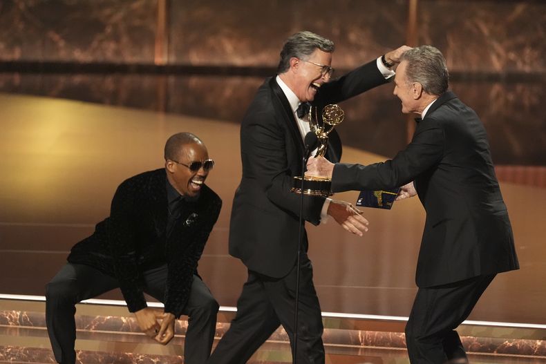 Bryan Cranston, a la derecha, entrega el premio a la mejor serie de entrevistas a Stephen Colbert, a la izquierda, por The Late Show with Stephen Colbert durante la 77.ª edición de los Premios Emmy el domingo 14 de septiembre de 2025, en el Teatro Peacock de Los Ángeles. (Foto AP/Chris Pizzello)