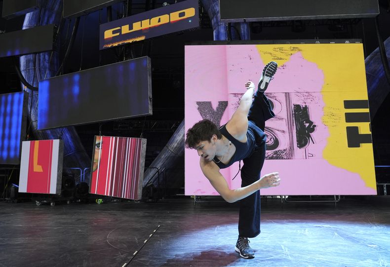 El bailarín Diego Pasillas ensaya un movimiento durante los preparativos para The Lifetimes Tour de Katy Perry en el Toyota Arena el miércoles 9 de abril de 2025, en Ontario, California. (Foto AP/Chris Pizzello)