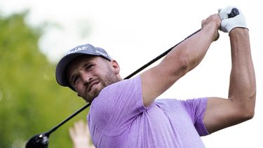 Wyndham Clark observa su tiro de salida al hoyo 18, en la tercera ronda del Wells Fargo Championship, el sábado 6 de mayo de 2023 (AP Foto/Erik Verduzco)