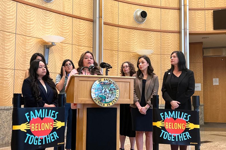 María de Jesús Estrada Juárez, residente de Sacramento que fue deportada a México por el gobierno del presidente Donald Trump para después volver a casa, habla en una conferencia de prensa, en Sacramento, California, el martes 31 de marzo de 2026. (AP Foto/Sophie Austin)