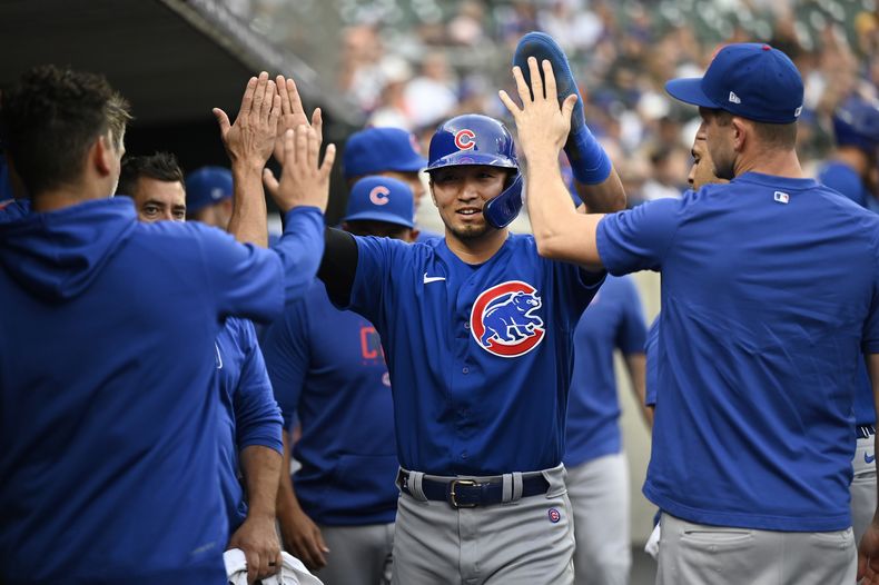Seiya Suzuki de los Cachorros de Chicago es felicitado tras anotar en un wild pitch del abridor de los Tigres de Detroit Alex Faedo en la segunda entrada en el encuentro del lunes 21 de agosto del 2023. (AP Foto/Jose Juarez)