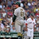 Gage Jump, pitcher de los Atléticos, festeja luego de ponchar al último bateador de los Medias Rojas de Boston en la sexta entrada del juego del sábado 8 de agosto de 2026 (AP Foto/Jim Davis)