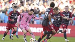 El delantero de Inter Miami Lionel Messi (10) controla el balón durante el segundo tiempo contra Toronto FC en Toronto, el sábado 5 de octubre de 2024. (Chris Young/The Canadian Press vía AP)