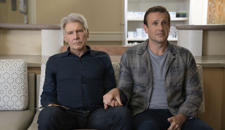 Esta imagen publicada por Apple TV+ muestra a Harrison Ford, a la izquierda, y Jason Segel en una escena de Shrinking. (Beth Dubber/Apple TV+ via AP)