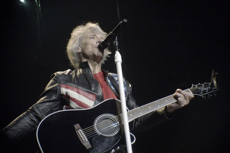 En esta imagen proporcionada por Hulu, Jon Bon Jovi en una escena de la docuserie Thank You, Good Night: The Bon Jovi Story, que se estrena el 26 de abril. (Disney/Hulu vía AP)