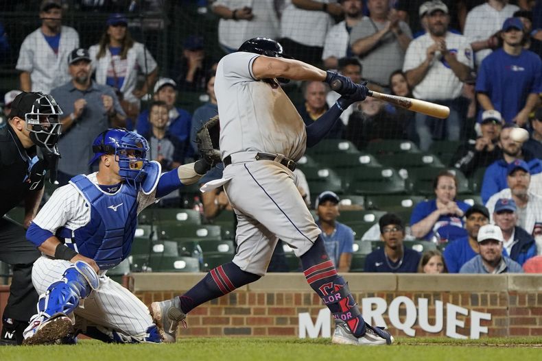 Josh Naylor, de los Guardianes de Cleveland, batea sencillo productor de dos carreras en contra de los Cachorros de Chicago durante la 10ma entrada del juego de béisbol, el domingo 2 de julio de 2023, en Chicago. (AP Foto/David Banks)