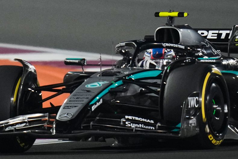 Andrea Kimi Antonelli al volante de su Mercedes durante el Gran Premio de Qatar, el domingo 30 de noviembre de 2025, en Lusail. (AP Foto/Darko Bandic)