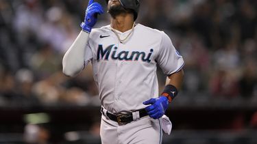 El cubano Jorge Soler, de los Marlins de Miami, festeja su jonrón de dos carreras ante los Diamondbacks de Arizona, en el juego del martes 9 de mayo de 2023 (AP Foto/Matt York)