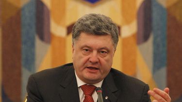 americateve | El presidente de Ucrania, Petro Poroshenko, habla durante una reuni&oacute;n del Consejo de Seguridad Nacional y Defensa de Ucrania, en la capital Kiev, el 4 de noviembre de 2014.(Foto AP/Sergei Chuzavkov)