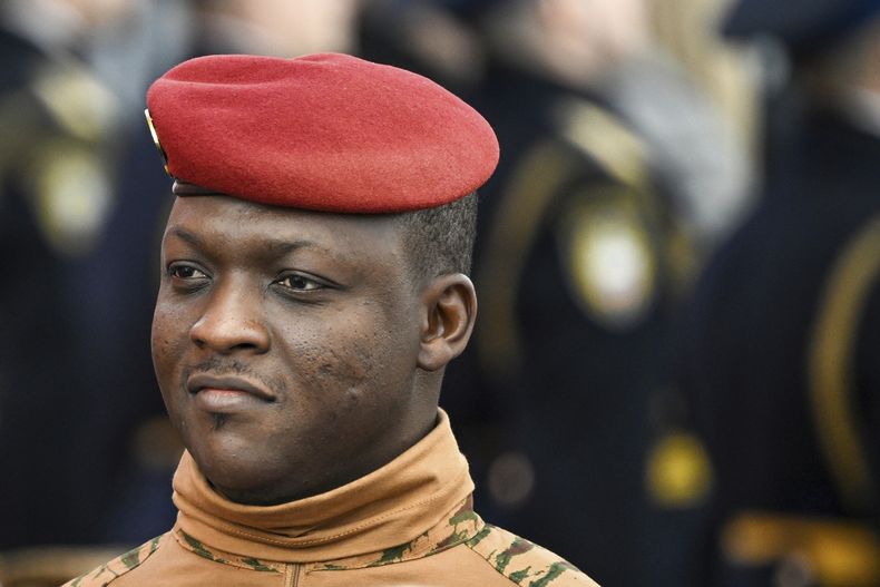 El presidente de Burkina Faso, Ibrahim Traore, asiste al desfile militar del Día de la Victoria en Moscú, Rusia, el viernes 9 de mayo de 2025, durante celebraciones del 80mo aniversario de la victoria soviética sobre la Alemania nazi en la II Guerra Mundial. (Sergei Bobylev/Foto host agency RIA Novosti via AP)