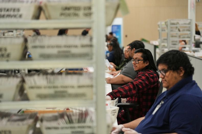 ARCHIVO - Boletas electorales son clasificadas al día siguiente de las elecciones primarias de California en el Centro de Procesamiento de Boletas del Condado de Los Ángeles, el 3 de junio de 2026, en City of Industry, California. (AP Foto/Jae C. Hong/Archivo)