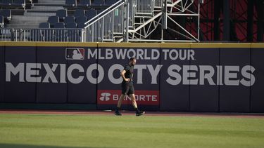 Tristan Beck, pitcher de los Gigantes de San Francisco, camina dentro del campo durante una sesión de entrenamiento en el estadio Alfredo Harp Helú, en Ciudad de México, el viernes 28 de abril de 2023. (AP Foto/Fernando Llano)