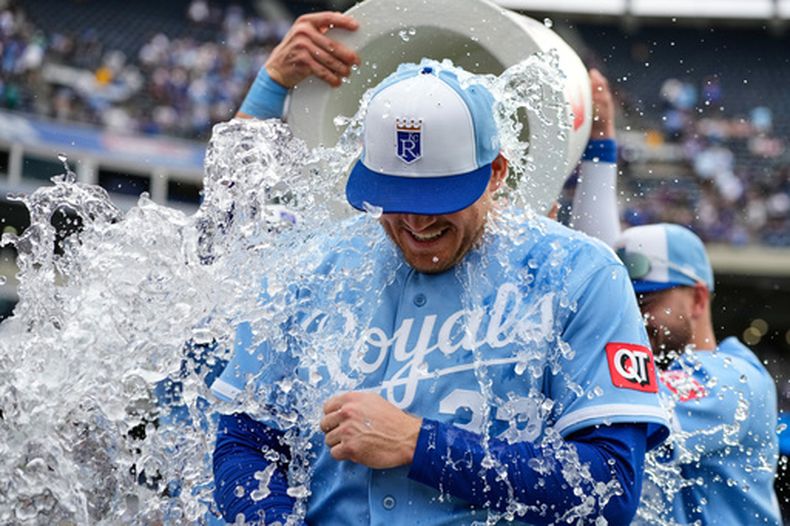 Stephen Kolek, abridor de los Reales de Kansas City, es empapado por sus compañeros luego de lanzar una blanqueda con juego completo ante los Marineros de Seattle, el sábado 23 de mayo de 2026 (AP Foto/Charlie Riedel)