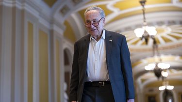 El líder de la mayoría del Senado Chuck Schumer llega mientras el Senado se prepara para aprobar el paquete de ayuda por 95.000 millones de dólares para Ucrania, Israel y Taiwán, aprobado por la Cámara de Representantes, en el Capitolio, en Washington, el martes 23 de abril de 2024. (AP Foto/J. Scott Applewhite)