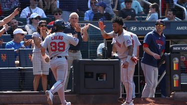 Tsung-Che Cheng (39) y Ceddanne Rafaela (centro derecha), de los Medias Rojas de Boston, reaccionan tras una carrera anotada por Cheng gracias a un sencillo conectado por Jarren Duran durante la novena entrada de un partido de béisbol contra los Mets de Nueva York, el domingo 12 de julio de 2026, en Nueva York. (Foto AP/Pamela Smith)