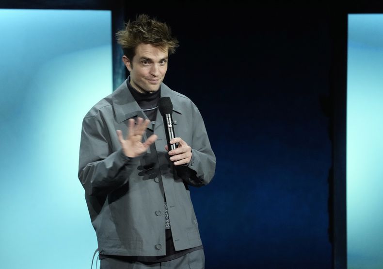 Robert Pattinson, estrella de la próxima película Mickey 17, habla sobre la película durante la presentación de Warner Bros. Pictures en CinemaCon 2024, el martes 9 de abril de 2024, en Las Vegas. (Foto AP/Chris Pizzello)