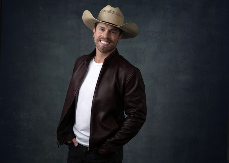 El cantautor Dustin Lynch posa para un retrato el miércoles 20 de septiembre de 2023, en Los Ángeles, para promover su más reciente álbum Killed the Cowboy. (Foto AP/Chris Pizzello)