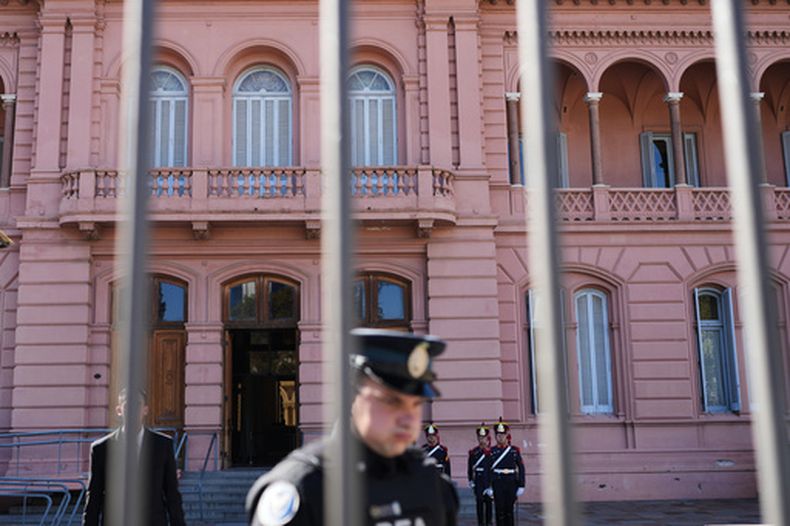 La guardia de honor se mantiene firme frente a la Casa de Gobierno en Buenos Aires, Argentina, el jueves 23 de abril de 2026. (Foto AP/Rodrigo Abd)