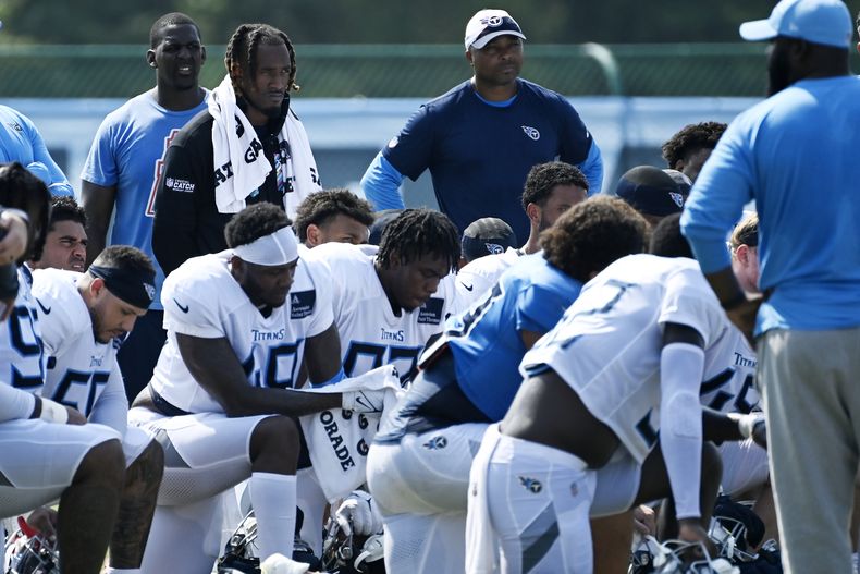 El esquinero de los Tennessee Titans, LJarius Sneed, arriba, segundo desde la izquierda, escucha al entrenador en jefe Brian Callahan hablar después de una práctica del campamento de entrenamiento de fútbol americano de la NFL, el domingo 4 de agosto de 2024, en Nashville, Tennessee. (AP Foto/Mark Zaleski)