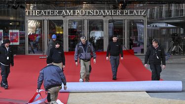 La alfombra roja es desenrollada en el Berlinale Palast entes de la Berlinale en Berlín, Alemania, el 13 de febrero de 2024. El Festival Internacional de Cine de Berlín se realizará del 15 al 25 de febrero. (Jens Kalaene/dpa vía AP)