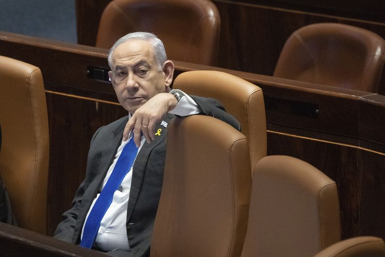 El primer ministro israelí Benjamin Netanyahu atiende una sesión del Parlamento de Israel en Jerusalén, el miércoles 17 de julio de 2024. (AP Foto/Ohad Zwigenberg)