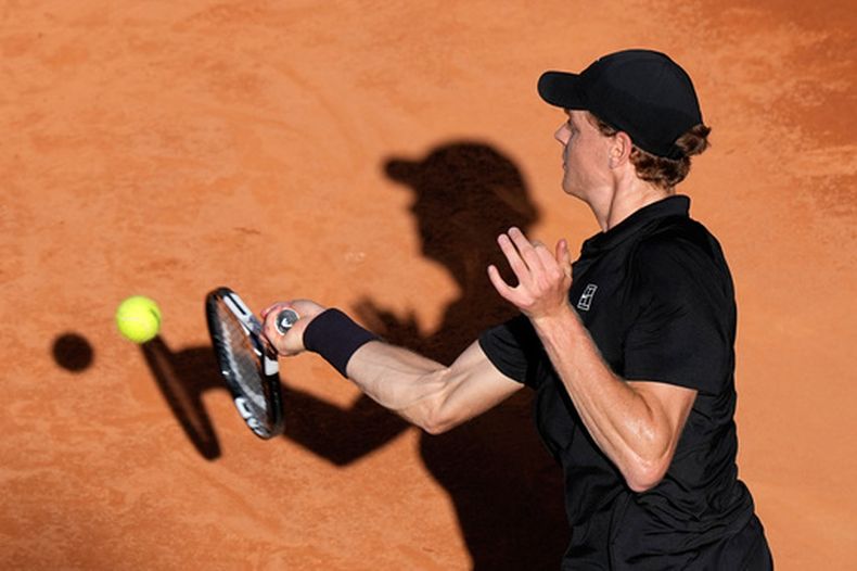 Jannik Sinner devuelve ante Casper Ruud en la final del Abierto de Italia, el 17 de mayo de 2026, en Roma. (AP Foto/Alessandra Tarantino)