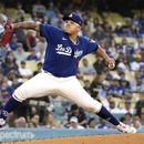 El abridor de los Dodgers de Los Ángeles Julio Urías lanza en la primera entrada del encuentro ante los Piratas de Pittsburgh el jueves 6 de julio del 2023. (AP Foto/Mark J. Terrill)