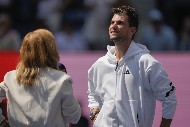 Dominic Thiem observa un video con sus mejores jugadas en partidos del Abierto de Estados Unidos tras perder ante Ben Shelton en la primera ronda del Abierto de Estados Unidos, el lunes 26 de agosto de 2024. (AP Foto/Seth Wenig)