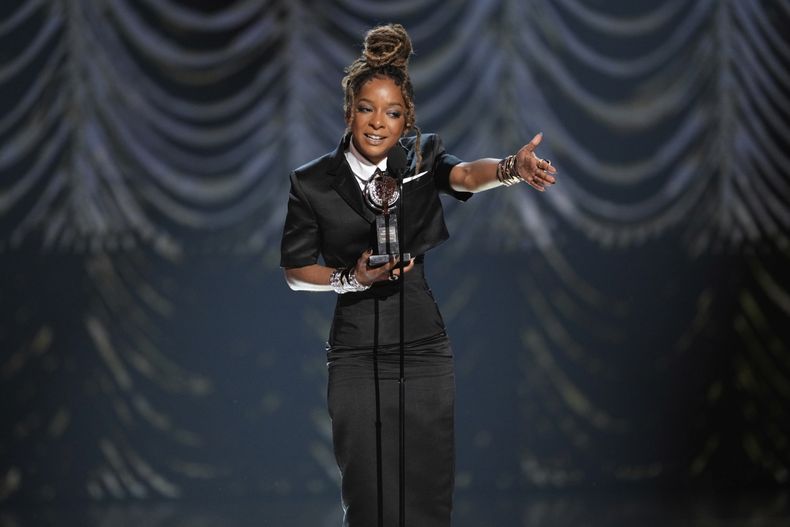 Kara Young acepta el premio a la mejor actriz de reparto en una obra por Purpose durante los 78.º Premios Tony el domingo 8 de junio de 2025 en el Radio City Music Hall de Nueva York. (Foto Charles Sykes/Invision/AP)