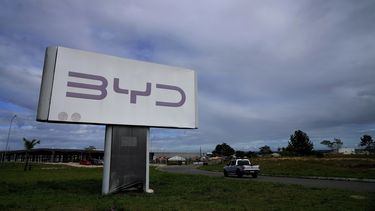 El letrero de BYD a la entrada de la fábrica de esa empresa en Camacari, en el estado de Bahía, Brasil, el 6 de marzo del 2025. (AP Foto/Eraldo Peres)