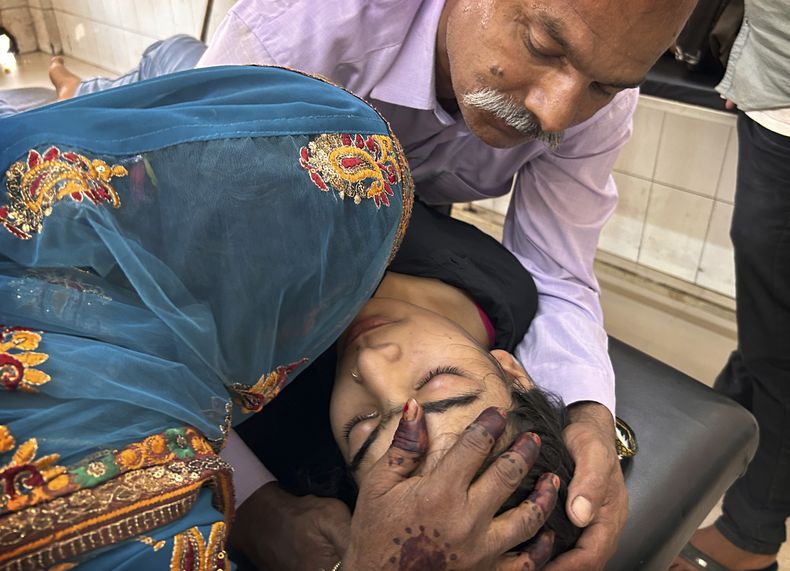 Una joven agobiada por el calor en Ballia, Uttar Pradesh, India, el 19 de junio de 2023.. (Foto AP /Rajesh Kumar Singh)