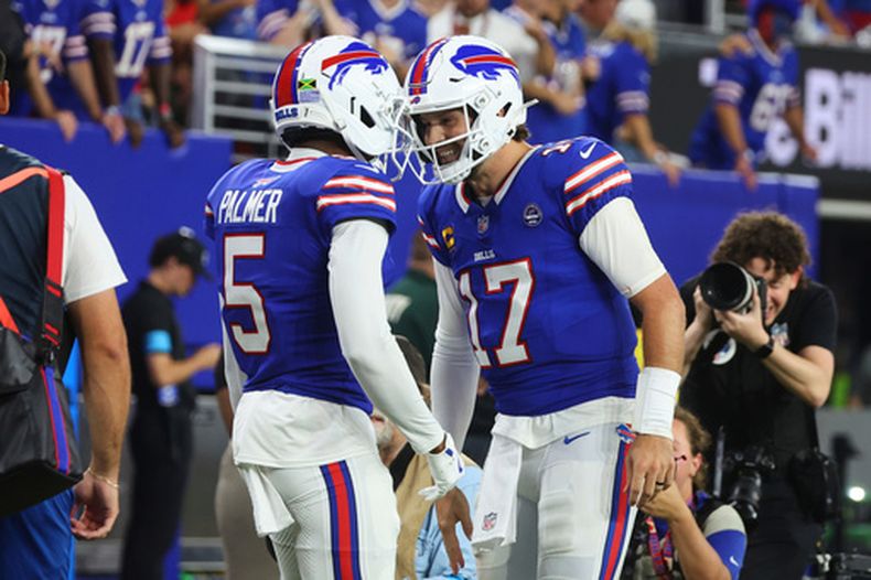 El wide receiver Josh Palmer (5) y el quarterback Josh Allen (17) celebran su touchdown contra los Lions de Detroit, el 17 de septiembre de 2026, en Orchard Park, Nueva York. (AP Foto/Jeffrey T. Barnes)