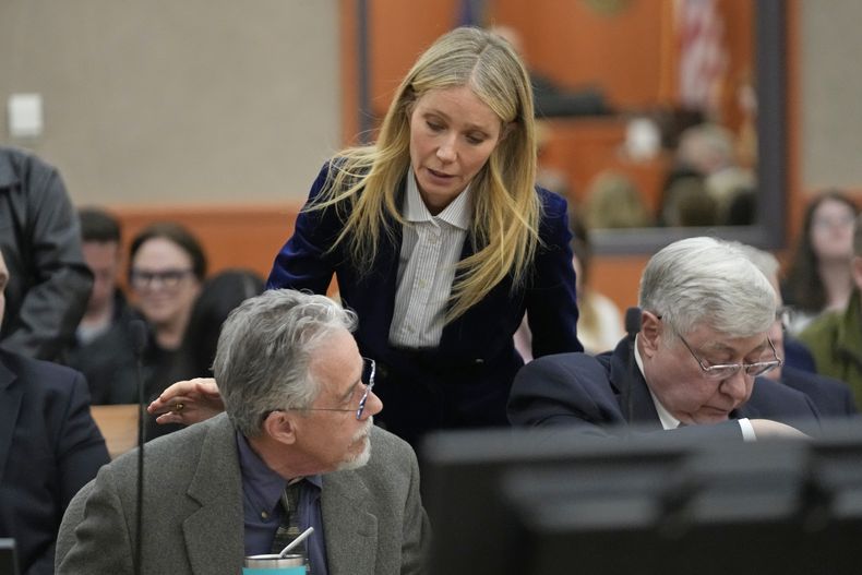 ARCHIVO- Gwyneth Paltrow habla con el optometrista jubilado Terry Sanderson, izquierda, al salir de la corte tras la lectura del veredicto en su juicio por un accidente de esquí el 30 de marzo de 2023, en Park City, Utah. En una decisión publicada el sábado 29 de abril de 2023, la corte confirmó el veredicto del jurado que encontró que Paltrow no tuvo la culpa de una colisión con Terry Sanderson en 2016 y dijo que Sanderson no estaría obligado a pagar los honorarios de los abogados de Paltrow y había acordado no apelar el veredicto. (Foto AP/Rick Bowmer, Pool, archivo)