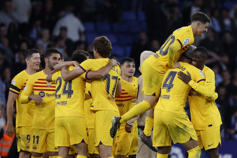 Los jugadores del Barcelona celebran tras coronarse campeones de la Liga española, el domingo 14 de mayo de 2023. (AP Foto/Joan Monfort)