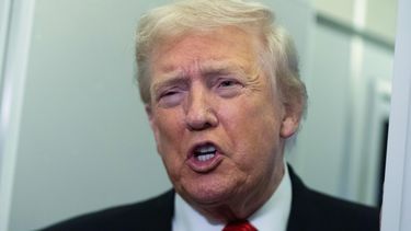 El presidente Donald Trump habla con reporteros a bordo del Air Force One en si viaje de regreso a la Casa Blanca tras pasar el fin de semana en su residencia de Mar-a-Lago en Palm Beach, Florida, el domingo 2 de noviembre de 2025. (AP Foto/Manuel Balce Ceneta)