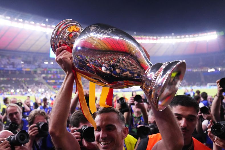 Dani Olmo, de la selección española, alza la Eurocopa tras ganar la final ante Inglaterra, el domingo 14 de julio de 2024, en Berlín (AP Photo/Manu Fernández)