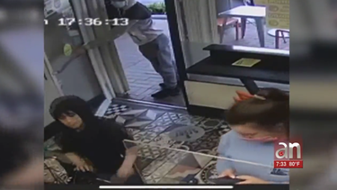 dos ninos quedan captados en camaras robando en un restaurante de miami