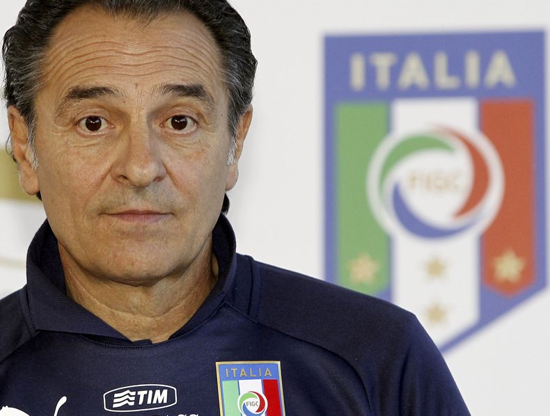 El t&eacute;cnico de Italia, Cesare Prandelli, durante una conferencia de prensa en el campo de entrenamiento de la selecci&oacute;n en Florencia el 15 de abril del 2014. Prandelli dijo que hay que esperar para ver si Giuseppe Rossi se repone f&iacute;sic