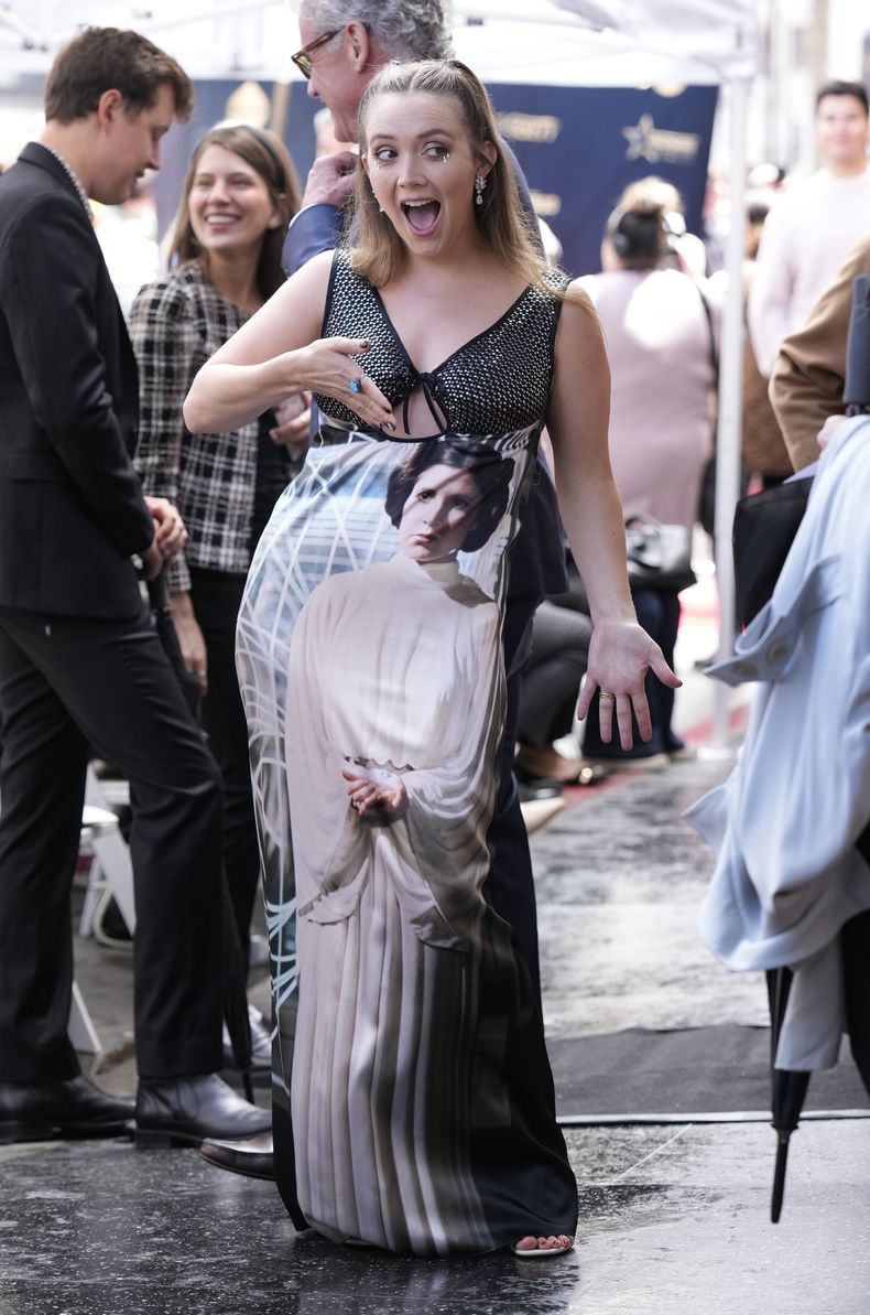 Billie Lourd luce un vestido con la imagen de su fallecida madre, la actriz Carrie Fisher, en una ceremonia en honor a Fisher en la que se le entregó una estrella póstuma en el Paseo de la Fama de Hollywood en Los Angeles el jueves 4 de mayo de 2023. La fecha se conoce también como Día de Star Wars, en homenaje a las películas de Star Wars en las que Fisher interpretó a la Princesa Leia. (Foto AP Chris Pizzello)
