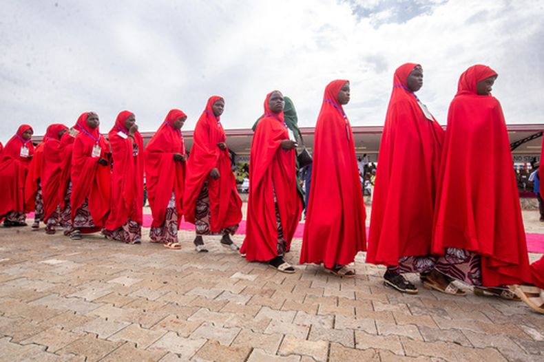 Novias nigerianas llegan a una boda colectiva, el sábado 8 de agosto de 2026, en Kano, Nigeria. (AP Foto/Sani Maikatanga)