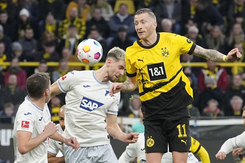 Marco Reus (derecha) del Borussia Dortmund disputa un balón con Anton Stach de Hoffenheim en el partido de la Bundesliga, el domingo 25 de febrero de 2024. (AP Foto/Martin Meissner)