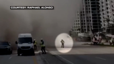 las desgarradoras imagenes del momento en que trabajador de la construccion es impactado por una roca gigante mientras se derrumbaba edificio en miami beach