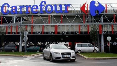 Un coche sale de un Carrefour en Anglet, suroeste de Francia, el 23 de enero de 2018. (Foto AP/Bob Edme, Archivo)