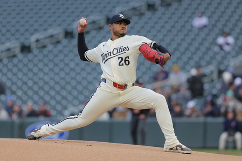 Taj Bradley, de los Mellizos de Minnesota, labora en su apertura ante los Tigres de Detroit, el martes 7 de abril de 2026 (AP Foto/Bailey Hillesheim)