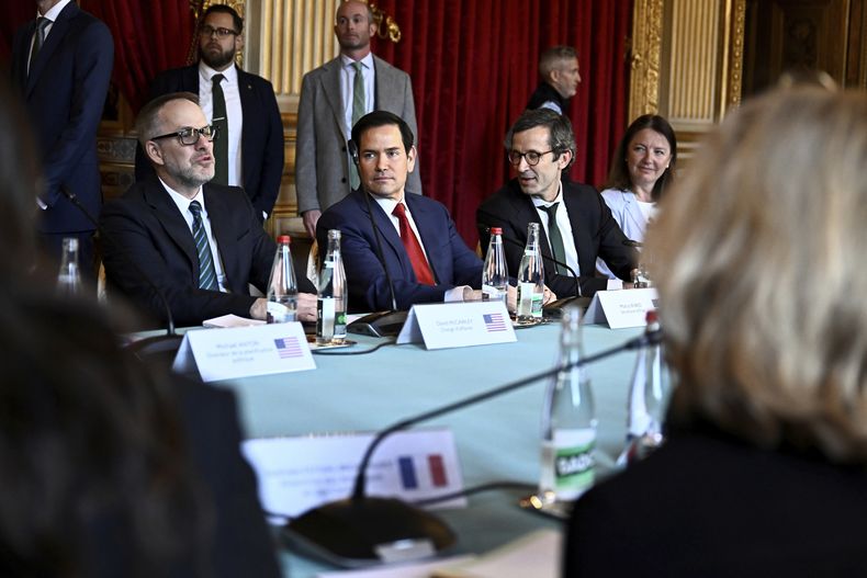 El secretario de Estado de Estados Unidos, Marco Rubio (centro), el director de política del Ministerio de Exteriores de Alemania, Gunter Sautter (derecha), y otros funcionarios asisten a una reunión sobre Ucrania y su seguridad, en París, el 17 de abril de 2025. (Julien de Rosa, Pool vía AP)