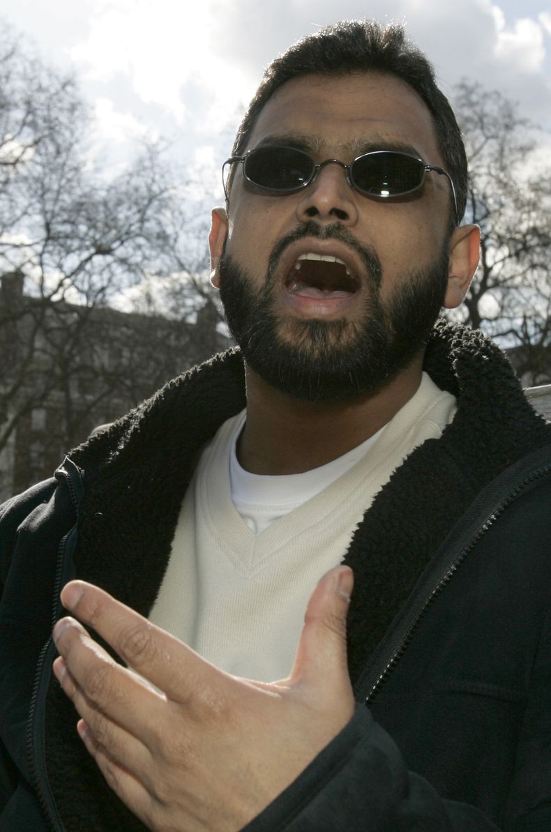 Foto del viernes 3 de marzo del 2006 de Moazzam Begg durante una entrevista con The Associated Press en Londres, detenido bajo sospecha de terrorismo. (Foto AP/Alastair Grant)