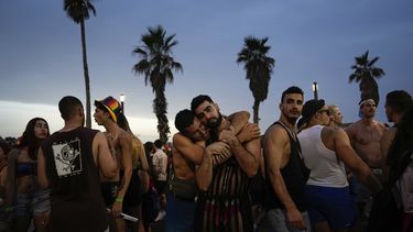 Gente participa del Desfile de Orgullo anual en Tel Aviv, Israel, jueves 8 de junio de 2023. (AP Foto/Ohad Zwigenberg)