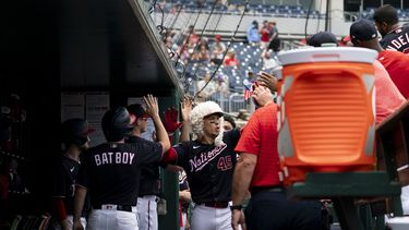 Joey Meneses (45) (centro) de los Nacionales de Washington celebrar tras batear un jonrón ante los Rangers de Texas, el domingo 9 de julio de 2023, en Washington. (AP Foto/Stephanie Scarbrough)
