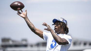 Jalen Ramsey instruye a compañeros y no se toma descanso