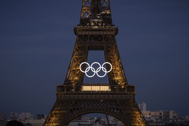 Los aros olímpicos vistos sobre la Torre Eiffel y que fueron montados ese día a 50 días del inicio de los Juegos Olímpicos el viernes 7 de junio del 2024. (AP Foto/Aurelien Morissard)